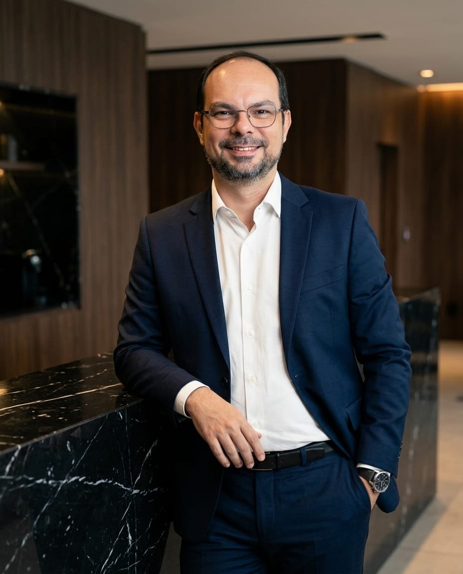 Sandro Diniz em um ambiente profissional